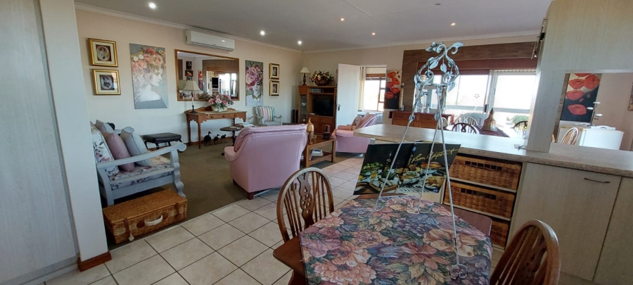 5 Bedroom Property for Sale in Wavecrest Eastern Cape
